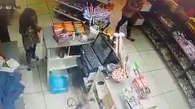 سيدة تستولي على كوبونات خصم بطريقة مثيرة (فيديو)