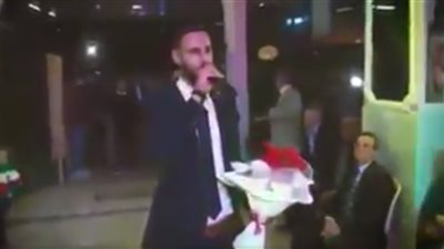 شاهد هدية مؤثرة من شاب لشقيقته بحفل زفافها (فيديو)