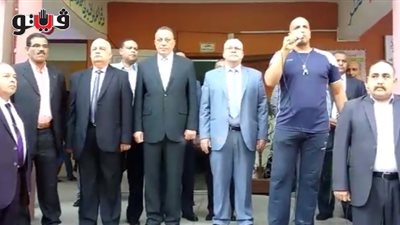 بالفيديو.. محافظ الجيزة يحيي العلم في طابور أول يوم دراسي