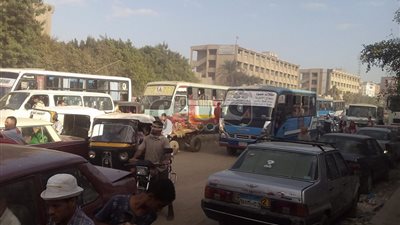 بالصور.. سيارات بدون لوحات معدنية لنقل طلاب القليوبية أول أيام الدراسة