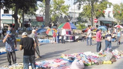 حى المقطم يطلق حملة لمنع التعامل مع الباعة الجائلين