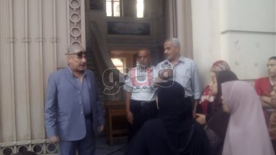 بالصور.. أولياء الأمور يتجمعون أمام المدارس بالإسكندرية