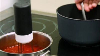 جهاز للتقليب أثناء الطهي يحصد مليون مشاهدة على فيس بوك (فيديو)