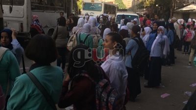 بالصور.. «مواقف المواصلات» كاملة العدد في أول أيام الدراسة