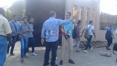 طلاب يلتقطون «سيلفي» أول أيام الدراسة بالسعيدية