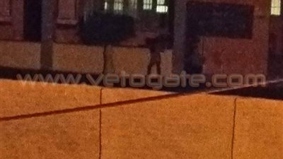 بالصور.. ولي أمر تلميذ يتسلق سور مدرسة فجرا لحجز «تختة»