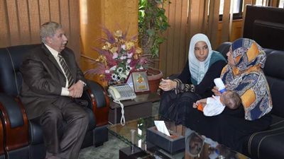 محافظ الإسماعيلية يستقبل شقيقة رضيع تعرض لعضة غامضة ويتعهد بعلاجه