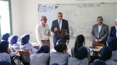 بالصور.. محافظ الجيزة ينصح طالبات الأورمان الثانوية بالاجتهاد