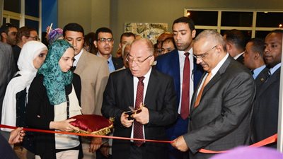 بالصور..وزير الثقافة يفتتح معرض «صلاح أبو سيف فتوة وشباب» بالهناجر