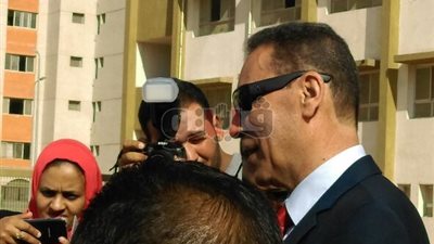 بالصور.. هاني الناظر يوزع ١٢٠٠ حقيبة على طلاب حي الأسمرات