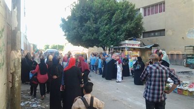 بالصور.. تزاحم أولياء الأمور أمام المعهد الأزهري بشبرا الخيمة