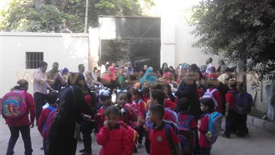 بالصور.. دخول أولياء الأمور مع أبنائهم مدرسة بشبرا