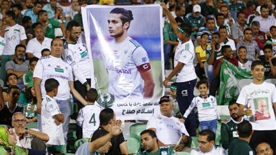 جماهير المصري تحمل صورة إسلام صلاح قبل موقعة الهلال