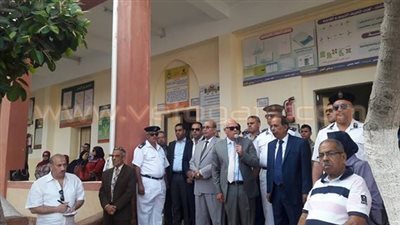 محافظ بورسعيد يشارك طلاب المدرسة العسكرية تحية العلم في طابور الصباح