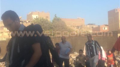 بالصور.. «جرس الحصة ضرب».. زحام أمام المدارس في الساعات الأولى من العام الدراسي الجديد.. طلبة يتسلقون الأسوار للدخول.. إقبال على الباعة الجائلين.. وتلاميذ شبرا الخيمة لم يجدوا مدرستهم