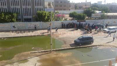 بالصور.. القمامة ومياه الصرف يستقبلان طلاب السويس في أول يوم دراسة