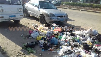 بالصور.. استقبال طلاب شبرا الخيمة بالقمامة في أول أيام الدراسة