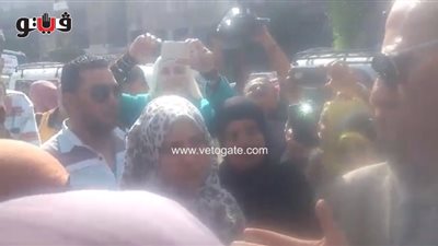 والدة طالب تشكو ارتفاع المصروفات.. ومحافظ الجيزة: «دول تمن فرخة»