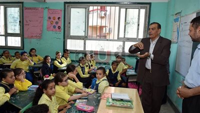 بالصور.. محافظ الشرقية يشرح للطلاب مفهوم المواطنة