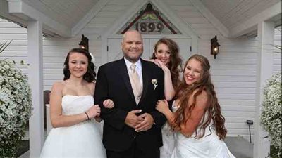 بالصور.. مصاب بالسرطان ينظم حفل زفاف جماعي لبناته قبل وفاته