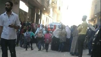 بالصور.. توقف حركة المرور بسبب مدارس السيوف في الإسكندرية