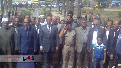 بالصور.. محافظ بورسعيد يضع إكليل الزهور على قبر الجندى المجهول