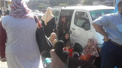 بالصور.. أولياء الأمور يفترشون محيط «العميد عامر» في انتظار أبنائهم