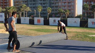 التجهيزات النهائية لحفل عمرو دياب بـ«جولف مارينا» (صور)