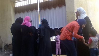بالصور.. أولياء الأمور يفترشون محيط المدارس بدار السلام