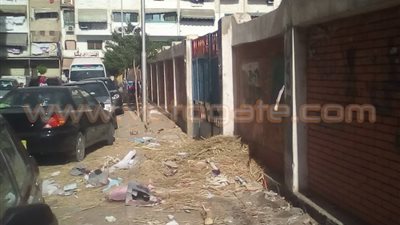 بالصور.. «قمامة وقش» أمام مدخل مدرسة ابتدائية في بورسعيد