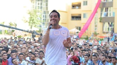 بالصور.. آلاف الطلاب يشاركون رامي جمال الغناء بالجامعة البريطانية