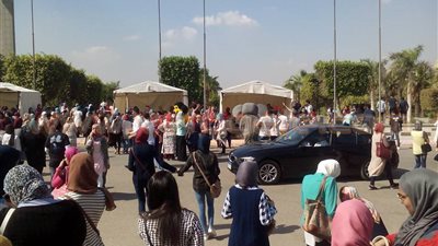 بالصور.. جامعة حلوان تستقبل الطلاب بالبالونات والعرائس المتحركة