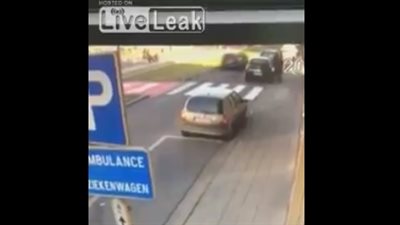 بالفيديو.. العناية الإلهية تنقذ رجلا من أمام قطار مسرع