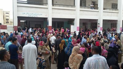 بالصور.. أولياء الأمور يقتحمون مدرسة ابتدائية في دمنهور