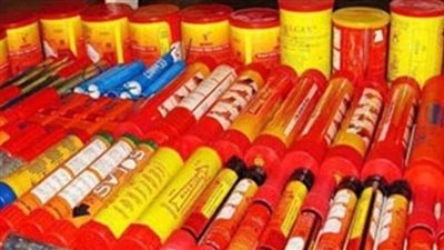 ضبط عاطل بحوزته 486 صاروخا ناريا في محطة المنيا