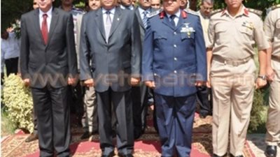 بالصور.. محافظ بني سويف يضع إكليلا من الزهور على قبر الجندي المجهول