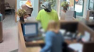 بالفيديو.. لحظة سطو مسلحين على بنك وسرقته