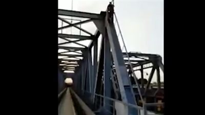 لحظة تعرض صبي لصدمة كهربائية وسقوطه أعلى جسر (فيديو)