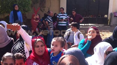 بالفيديو.. أولياء أمور يعطلون أول يوم دراسي بـ«نشيل» في الغربية