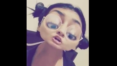 بالفيديو.. فتاة تسخر من طالبات الجامعات