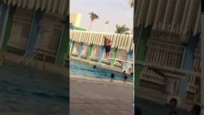 بالفيديو.. رد فعل أطفال بعد قفز رجل بدين في حمام السباحة