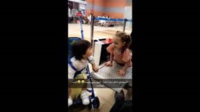 بالفيديو.. رد فعل طفل سعودي شاهد فتاة شقراء