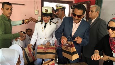 بالفيديو.. مدير أمن الإسماعيلية يهدي الطلاب أدوات مدرسية