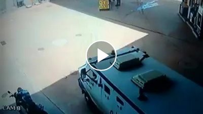 بالفيديو.. غفوة راكب دراجة نارية تتسبب في دهس رأسه