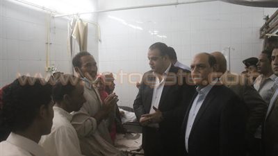 بالفيديو.. محافظ الفيوم يطمئن على مصابي تسرب الغاز بعد خروجهم من المستشفى