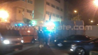 بالصور.. تفاصيل انفجار عبوة خلف قسم الأزبكية.. تحطم سيارة شرطة ودراجة نارية وأعمدة إنارة.. فرض كردون أمني.. النيابة تستدعي شهود العيان وتعاين موقع الحادث.. والصحة: إصابة شخصين ونقلهما إلى المستشفى