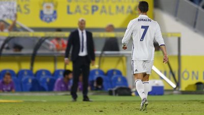 جمهور ريـال مدريد ينصر «زيدان» على «رونالدو» في أزمة التبديل