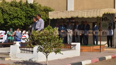 بالصور.. محافظ الفيوم يشدد على تسليم الكتب الدراسية بدون مصروفات