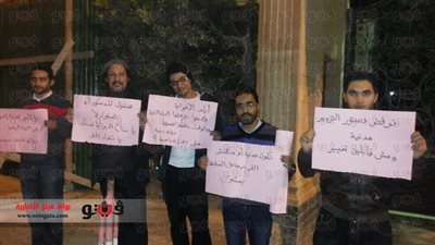 بالصور.. أقباط يعلنون رفضهم الدستور أمام 