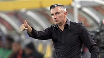 كارتيرون يعقد محاضرة بالفيديو للاعبي الأهلي قبل المران المسائي